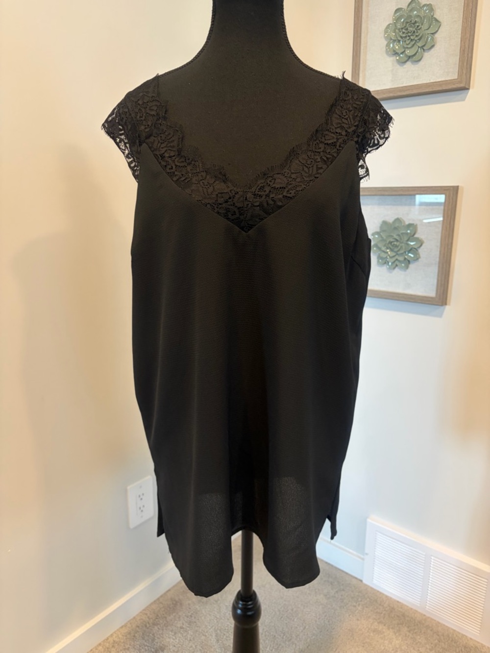 Umgee Black Lace Trim Sleeveless V-Neck Blouse EUC